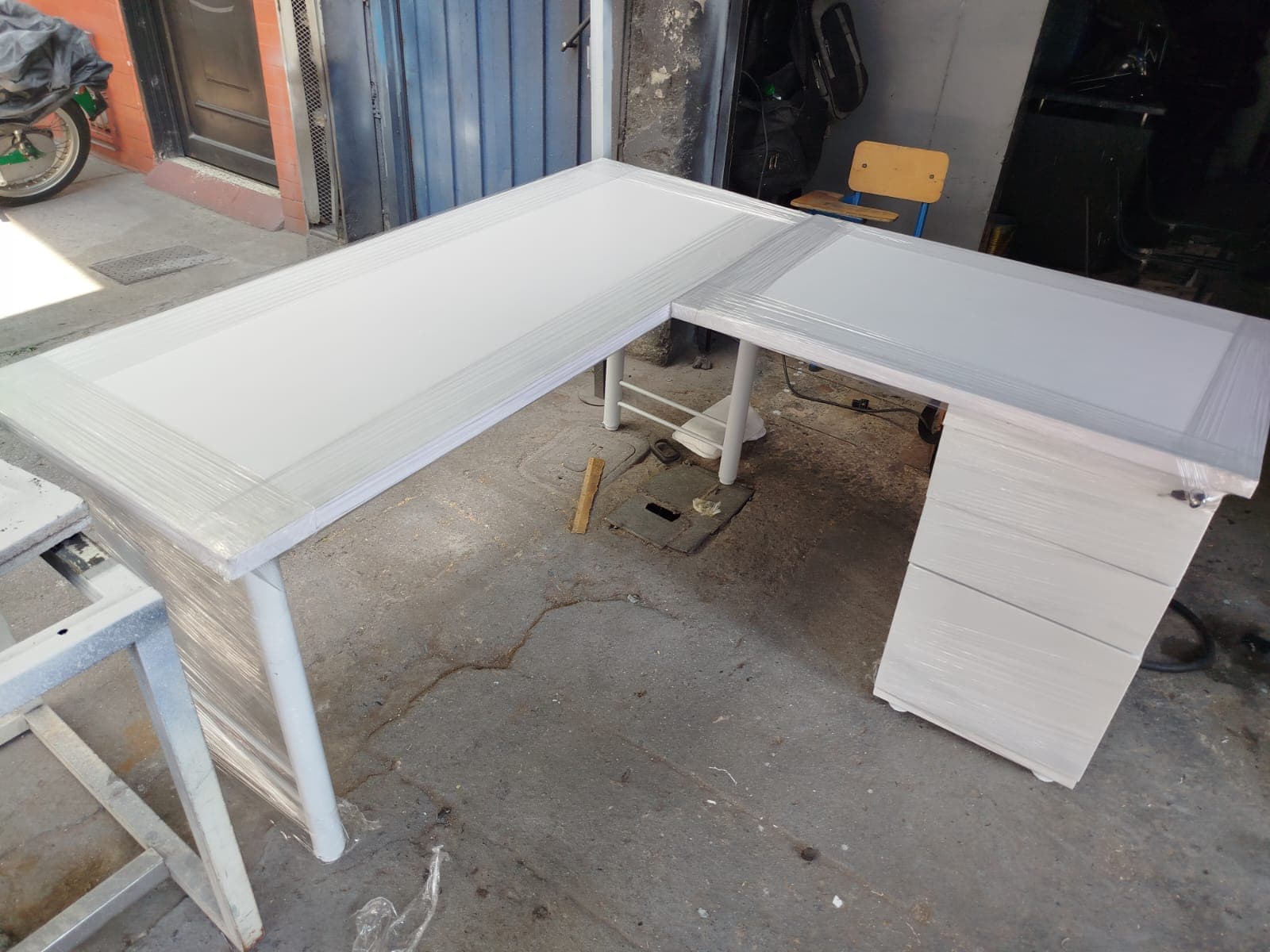 Escritorio operativo blanco