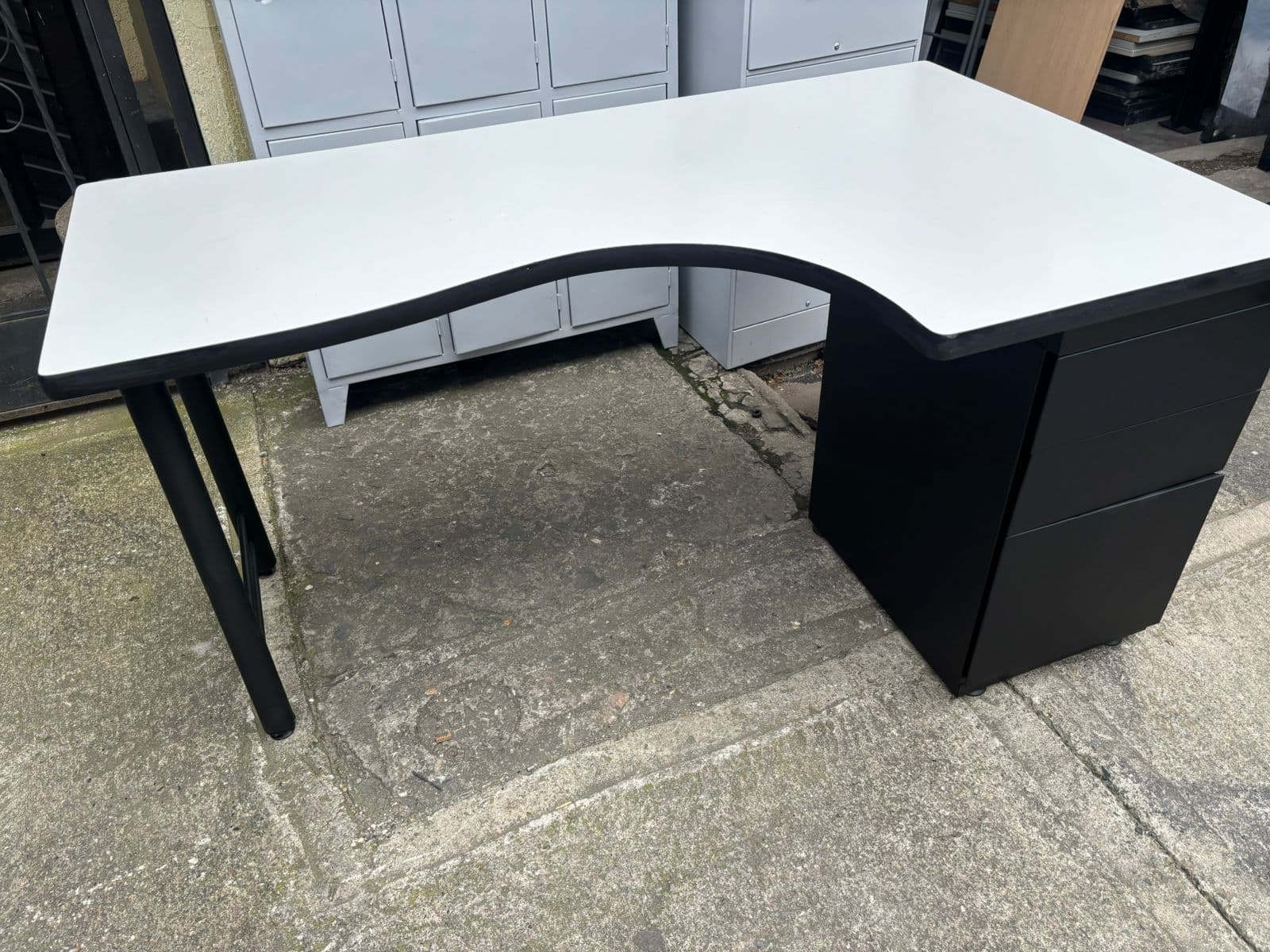 Escritorio de oficina con acabado claro